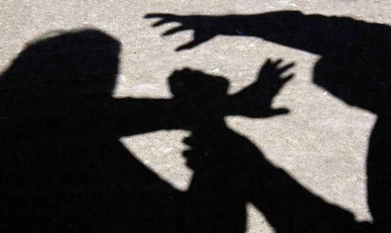 Homem é preso ao ser flagrado agredindo mulher no meio da rua