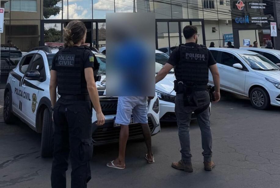 “Matar todo mundo”: homem ameaça ex e é preso com dinamite no sofá. Veja vídeo