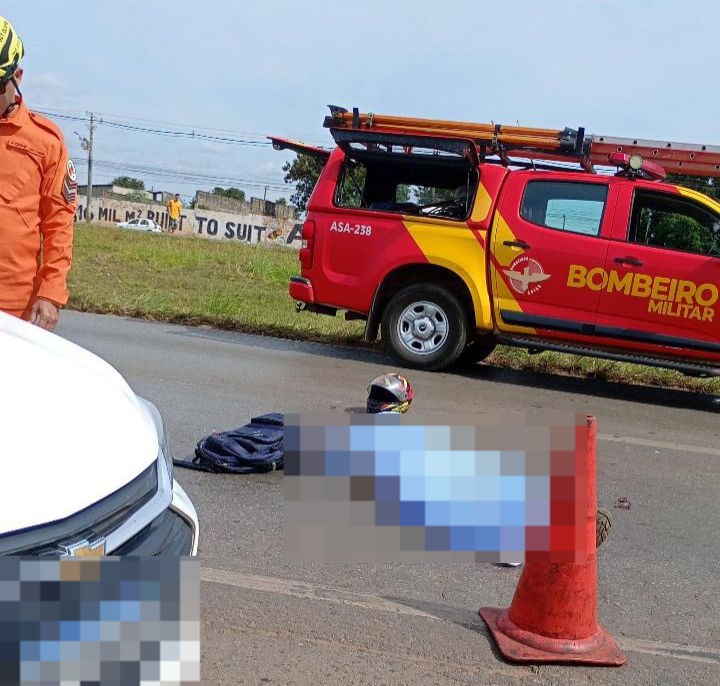 Colisão entre carro e moto deixa motociclista morto na BR 040.