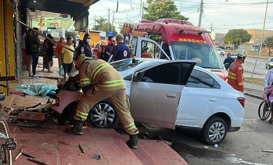 Mulher morre atropelada por carro desgovernado guiado por casal de adolescentes no DF; VEJA