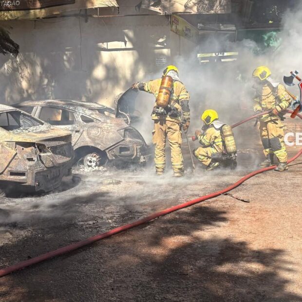 Incêndio destrói dois carros próximo à Feira dos Importados