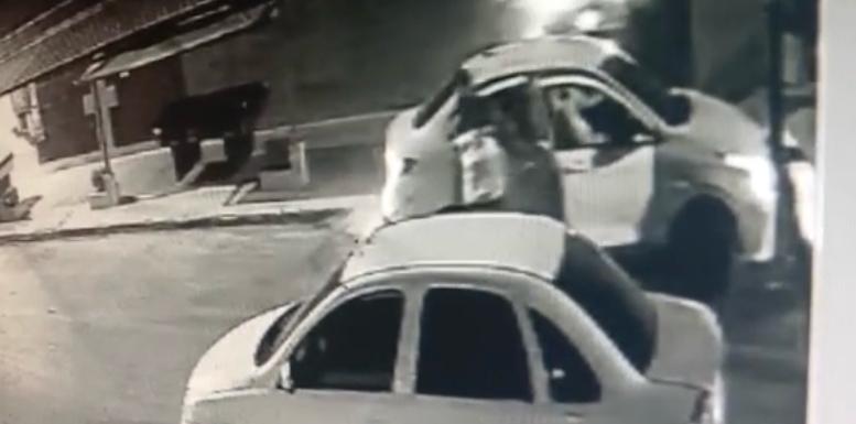 Crime bárbaro em cidade ocidental; criminosos invadem casa, matam homem, roubam carro, dinheiro e levam mulher de refém.