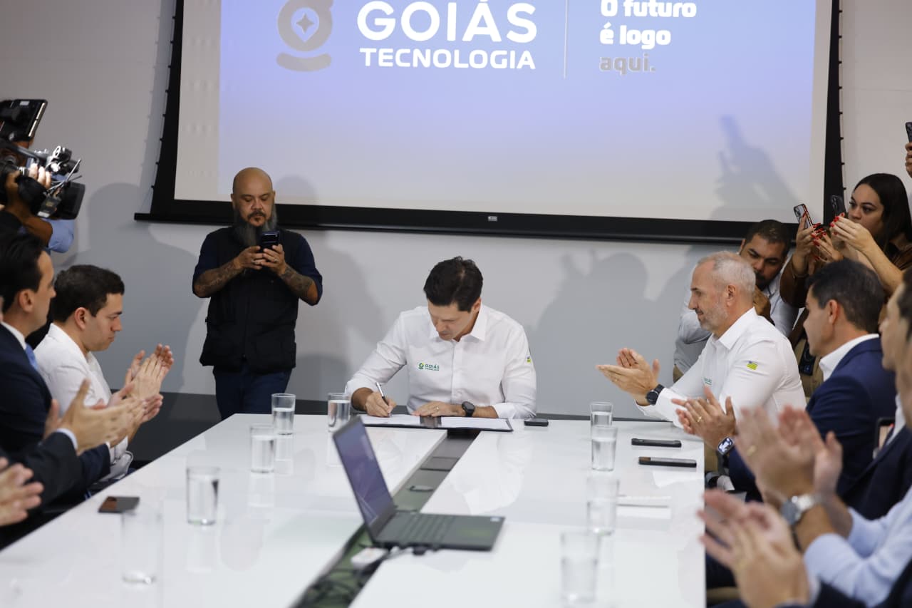 Daniel Vilela sanciona leis que criam a Goiás Tecnologia e o Pequibank