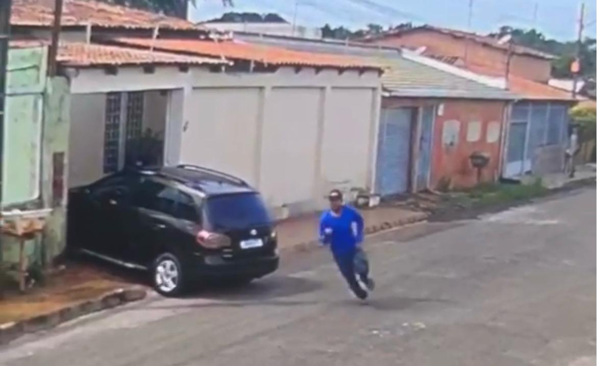 Mulher abre portão chegando em casa e Ladrão sai correndo em Valparaíso