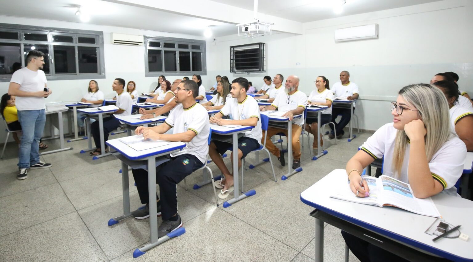 Governo de Goiás abre matrículas da EJA para quem deseja concluir os estudos