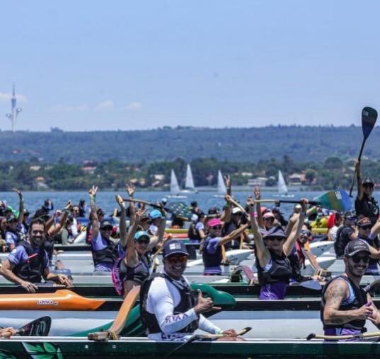 Brasília abre campeonato de canoa havaiana no Lago Paranoá