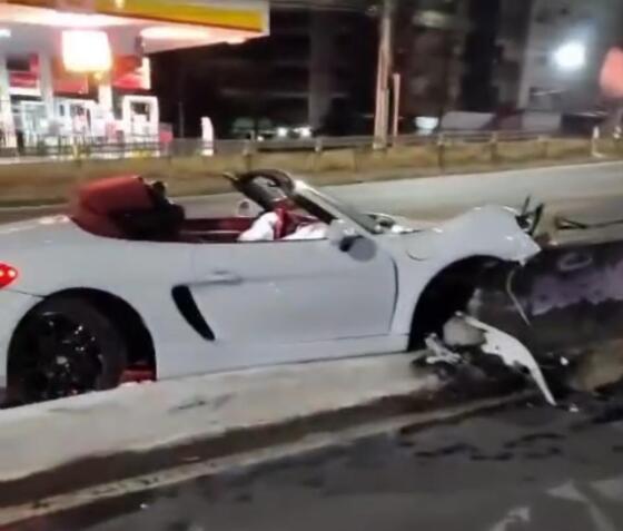 Porsche bate contra mureta do viaduto e fica destruído