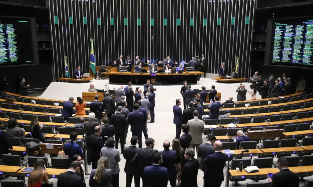 Deputados goianos assinam emenda que pode adiar fim da escala 6×1 por dez anos
