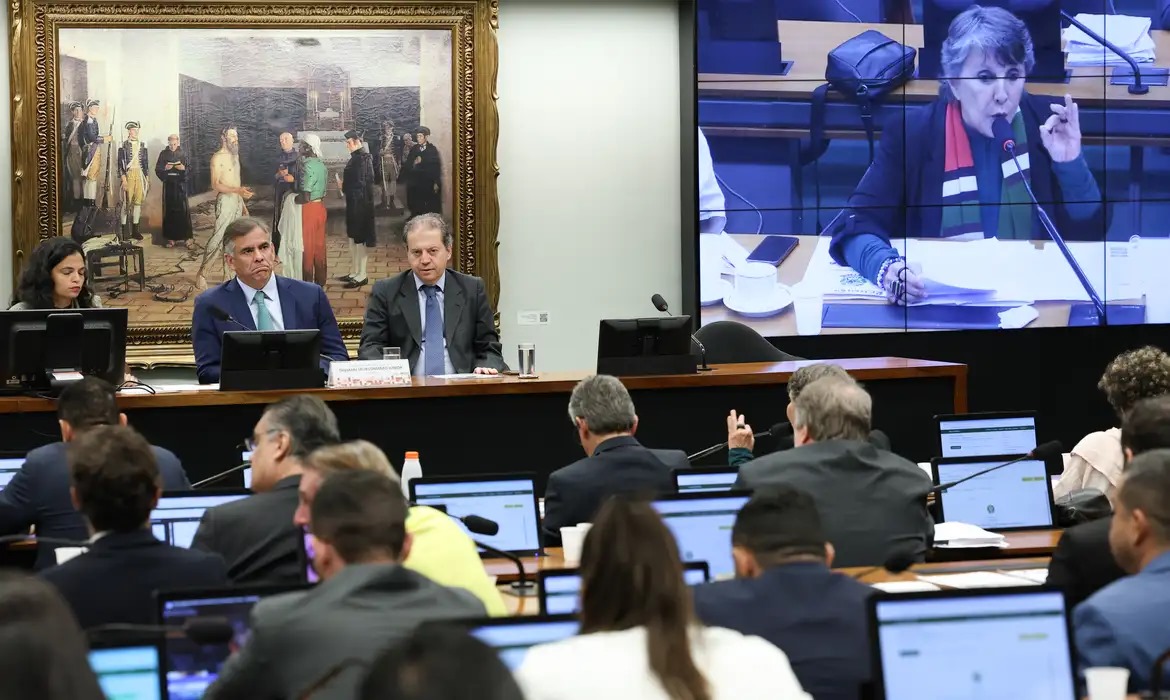 Comissão da Câmara aprova PEC que reduz maioridade penal para 16 anos