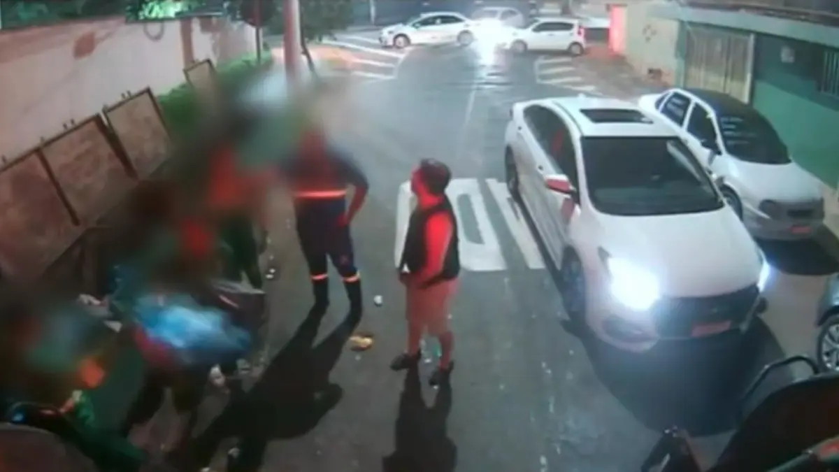 Perito criminal é flagrado agredindo e ameaçando coletores de lixo em Goiânia; vídeo