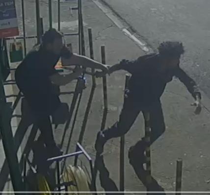 Funcionário de loja resiste á assalto e luta com bandido mascarado em Ceilândia DF 