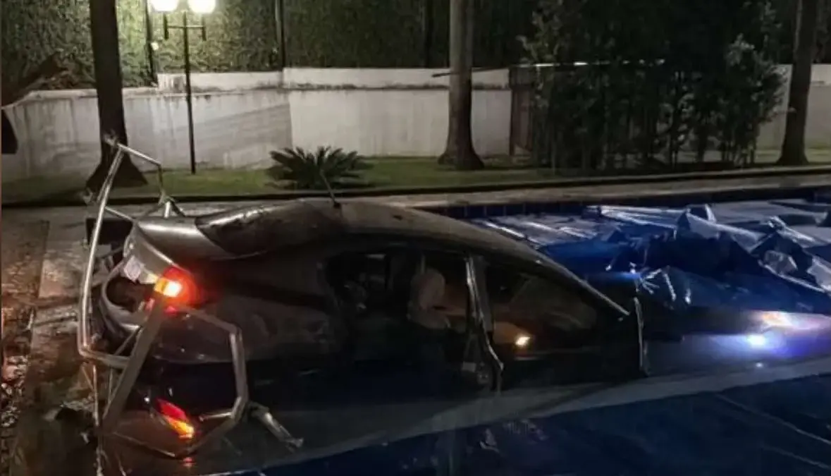 Mulher passa reto em rotatória invade condomínio e vai parar com carro na piscina ; veja 
