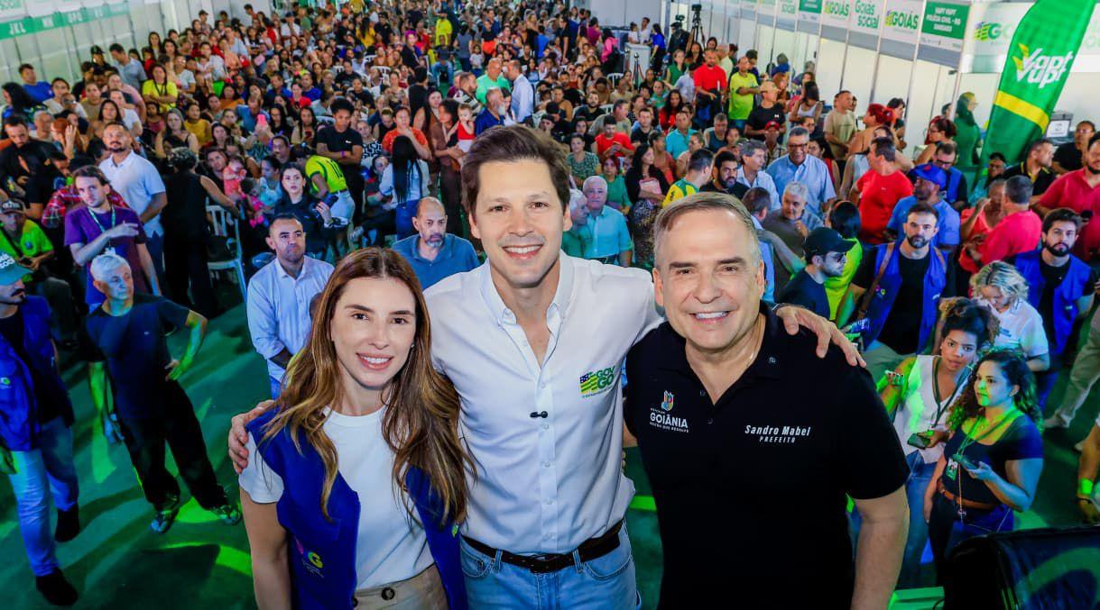 Legenda: Daniel Vilela e Iara Vilela levam benefícios do Goiás Social à Região Leste de Goiânia