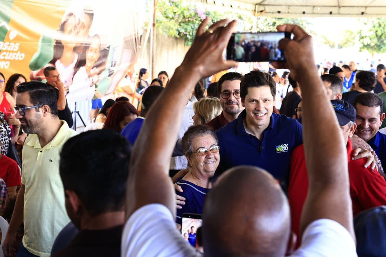 Legenda: Daniel Vilela entregou as chaves 75 casas a custo zero em Três Ranchos e Ouvidor no Sudeste de Goiás neste sábado (27/6)