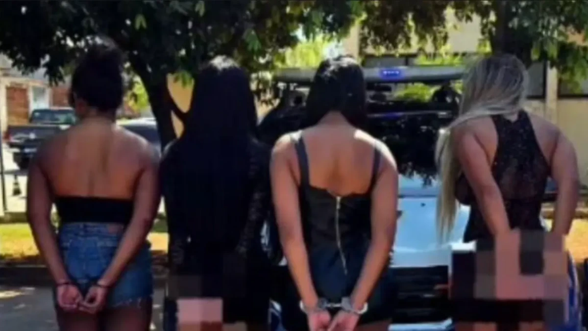 Travestis são presas acusadas de extorsão e tirar 800 reais de vítima em Goiás
