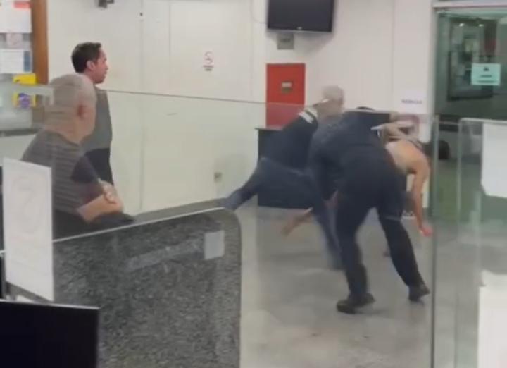  VÍDEO ; Mulher trans que dirigia carro sem CNH é levada para delegacia por Desacato, e quebra o pau com policiais 
