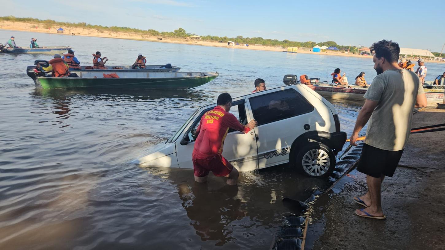 Carro cai no Rio Araguaia e é retirado com a ajuda de bombeiros em Cocalinho