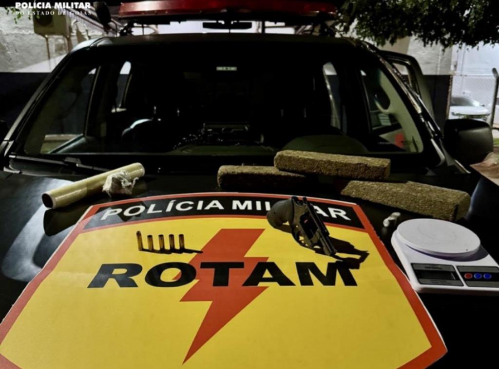 Durante cumprimento de mandados, foragido abre fogo contra Rotam e morre em confronto 
