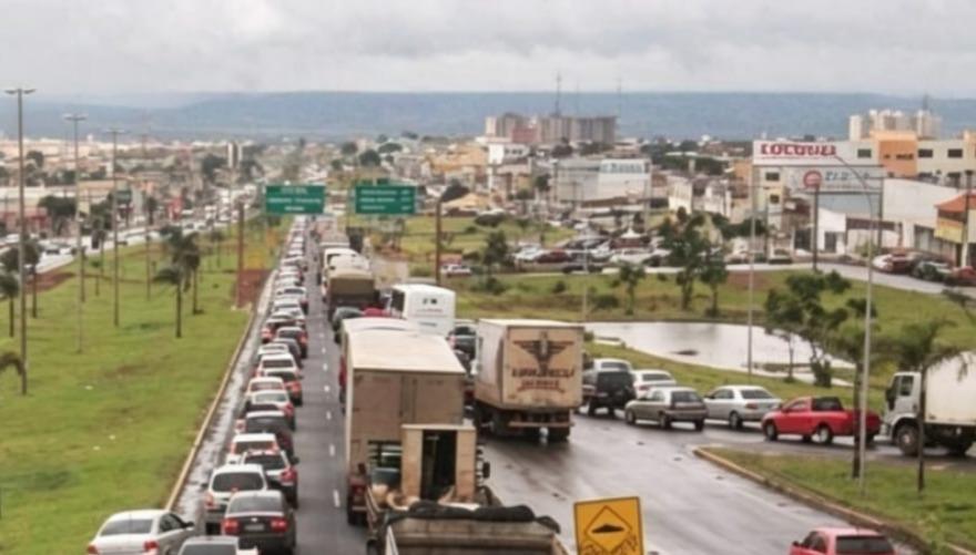 Falta de retornos vira dor de cabeça no trânsito de Valparaíso de Goiás