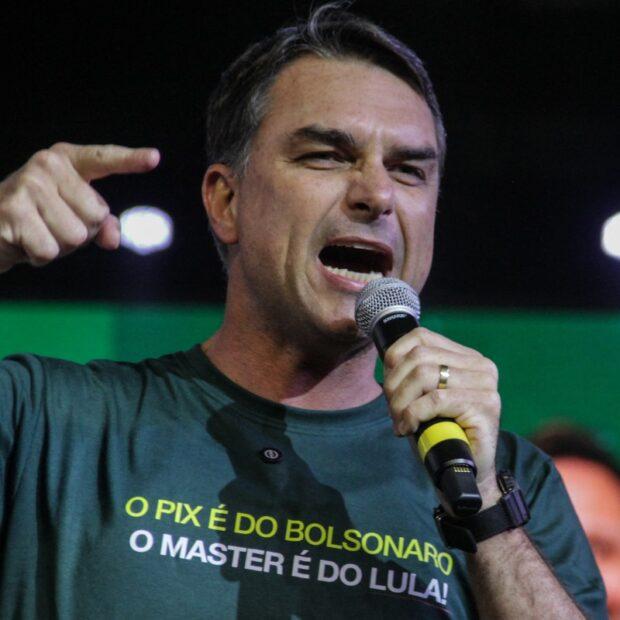 Flávio Bolsonaro diz cumprir papel de Lula nos EUA e que adiou retorno por reuniões sobre tarifaço