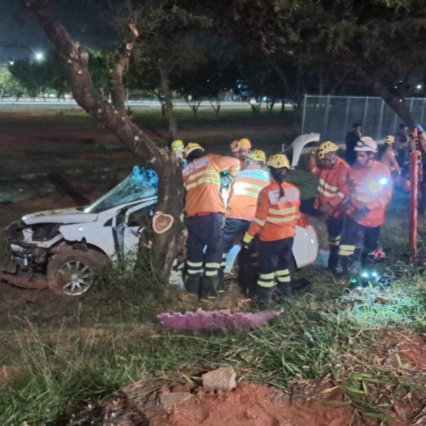 Homem morre em grave acidente na EPIG; duas crianças são socorridas