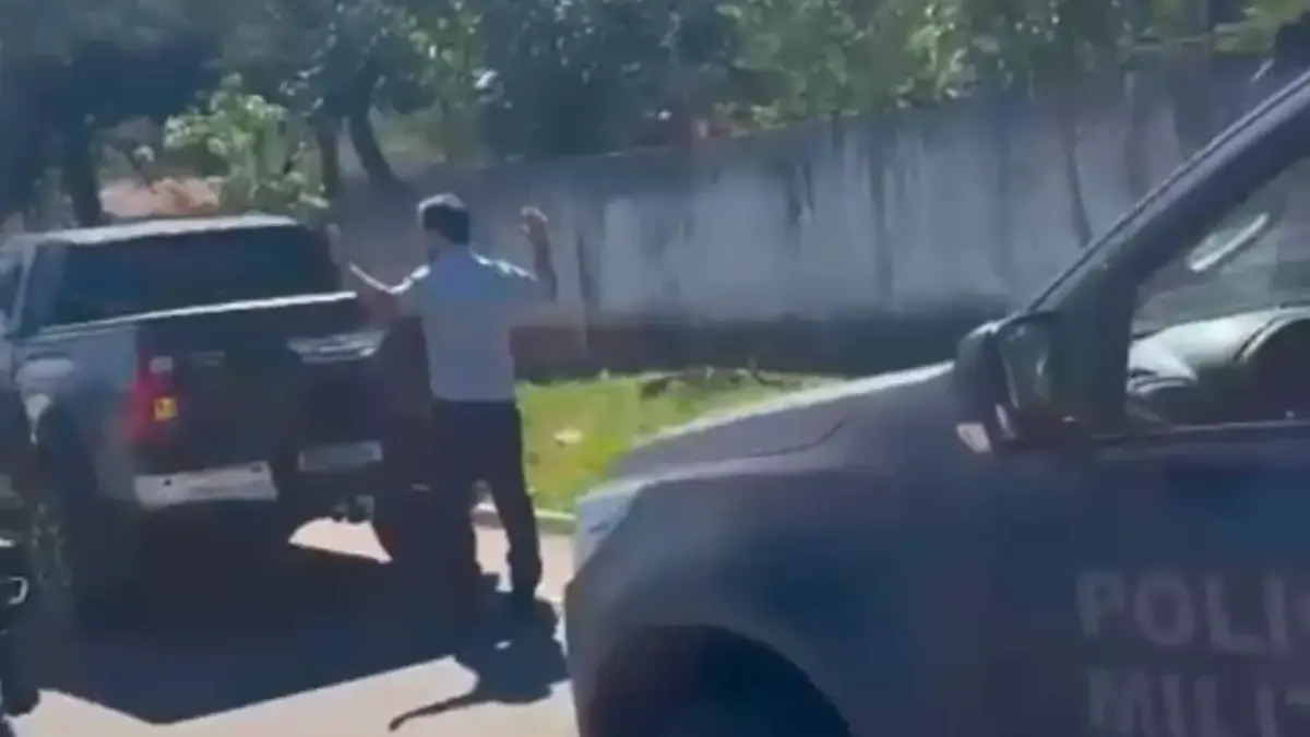 Homem que arrastava cavalo amarrado em caminhonete é preso em Goiás 