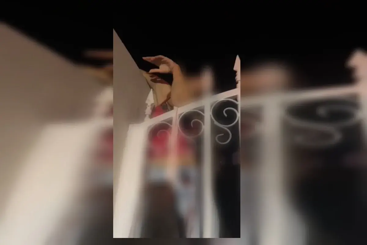 Jovem é resgatada após tentar pular muro e ficar com braço preso em ponta metálica de portão 