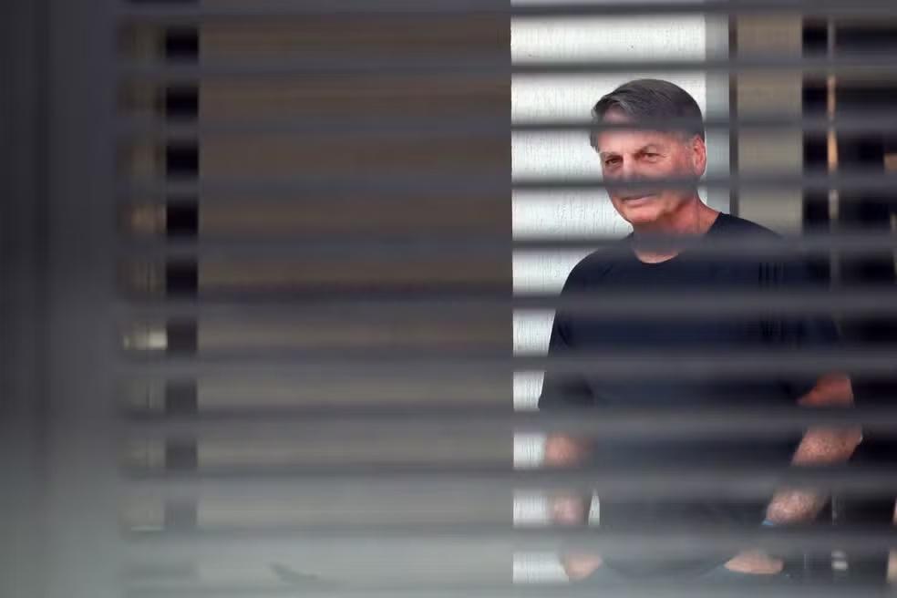 Moraes mantém Bolsonaro em domiciliar, mas proíbe visitas e manifestos políticos e eleitorais