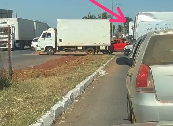 Motorista de caminhão Faz Gato, Ignora sinalização e causa engarrafamento em Retorno improvisado