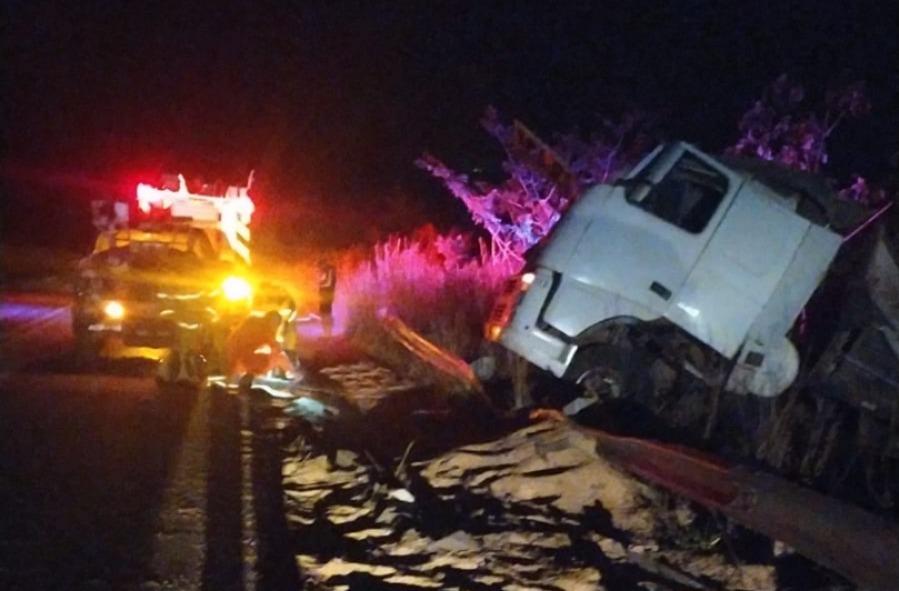 Motorista perde controle de carreta e sai de pista na br 040  