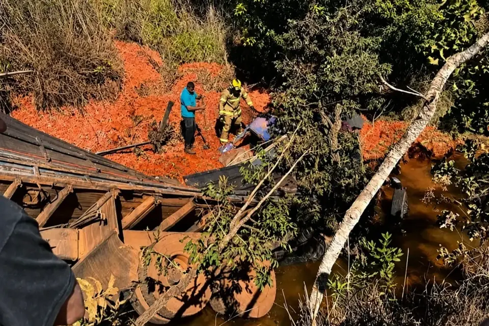 Motorista que era procurado por cerca de 02 Dias é encontrado morto em meio á ferragens do Caminhão 