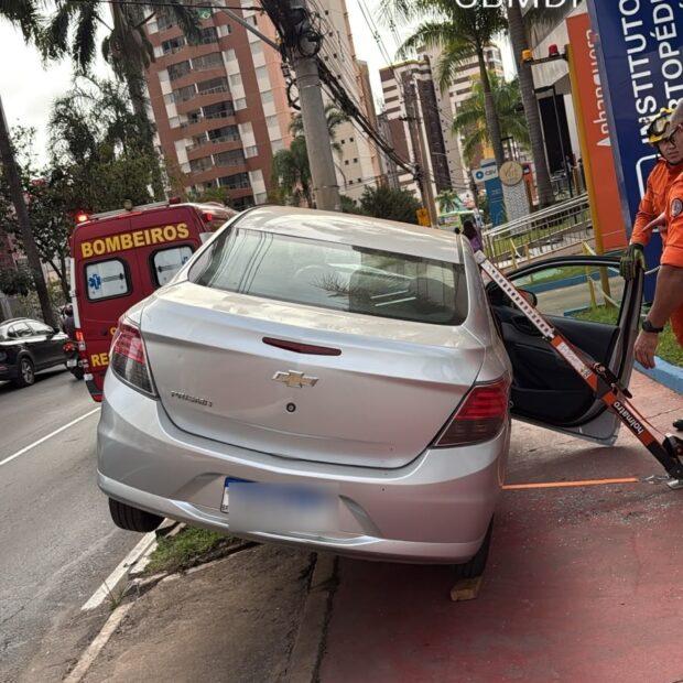 Motorista sofre mal súbito e capota carro em Águas Claras