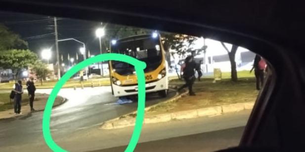 Mulher morre após ser atropelada por micro-ônibus na DF-290, em Santa Maria