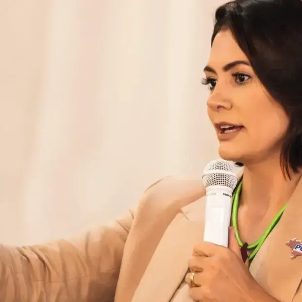 PL Mulher publica imagem com ‘Michelle de papelão’ após saída da ex-primeira-dama do núcleo