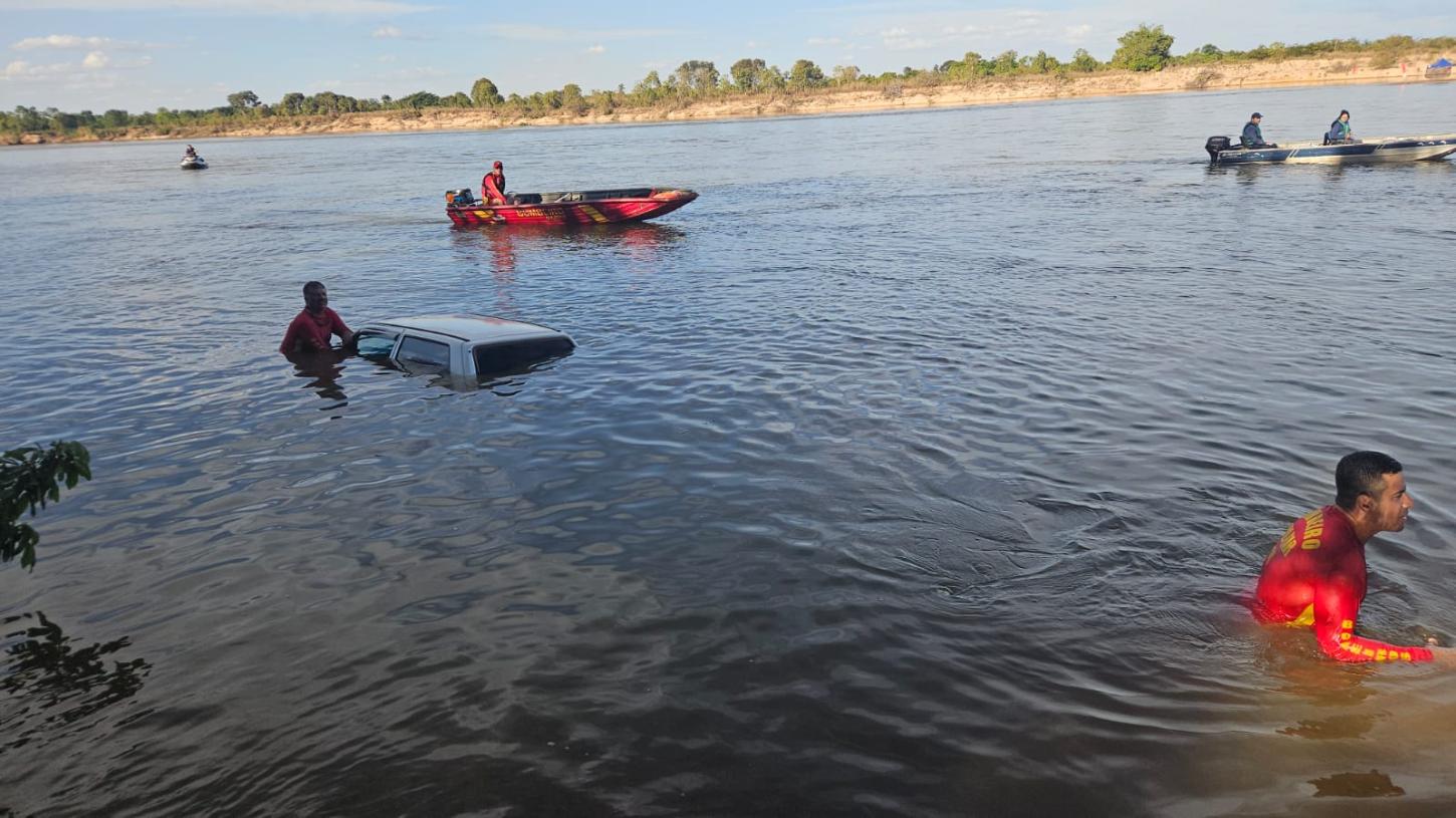 Veículo estava estacionado antes de descer em rampa de porto  Fonte: A Redação - https://aredacao.com.br/carro-cai-no-rio-araguaia-e-e-retirado-com-a-ajuda-de-bombeiros-em-cocalinho/