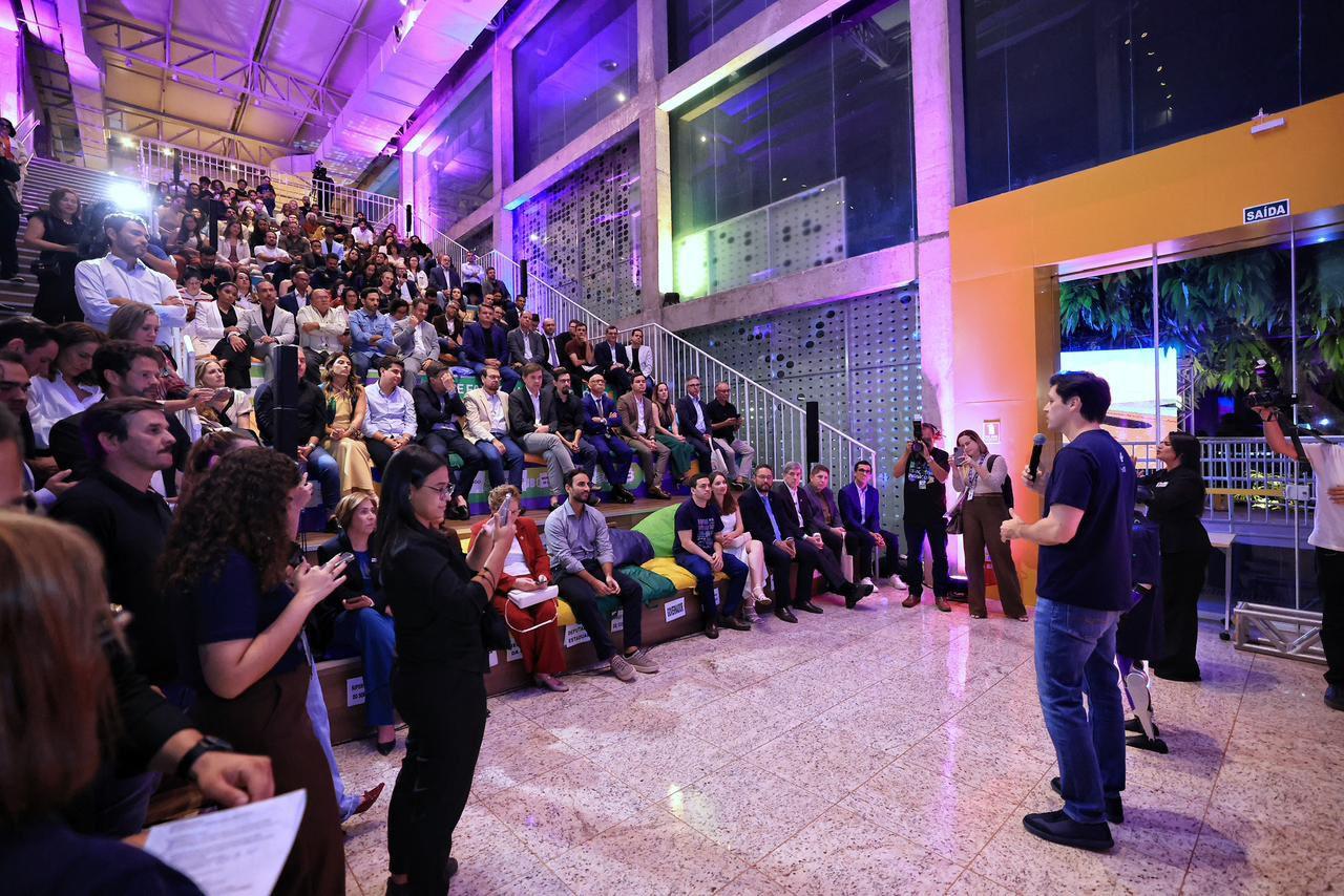 O governador Daniel Vilela lançou, nesta terça-feira (30/6), o Distrito de Inovação e Inteligência Artificial, iniciativa do Estado que funcionará no Setor Leste Universitário, em Goiânia. Com investimento superior a R$ 300 milhões, o projeto visa posicio
