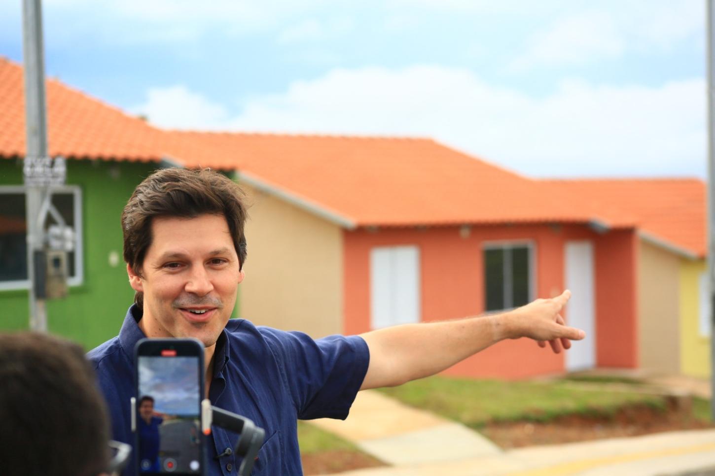 Com investimento de R$ 123,7 milhões, governador acelera inaugurações em 19 municípios e anuncia expansão do programa, com previsão de construir mais 1.681 moradias  O governador Daniel Vilela segue em ritmo acelerado para reduzir o déficit habitacional n