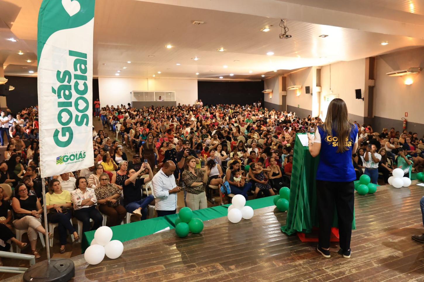 Coordenadora do Goiás Social, primeira-dama Iara Vilela entrega mais de mil cartões de programas sociais, em Catalão