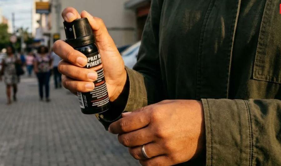 Autorização está publicada no Diário Oficial da União  Fonte: A Redação - https://aredacao.com.br/mulheres-podem-comprar-e-usar-spray-de-pimenta-para-defesa-pessoal/