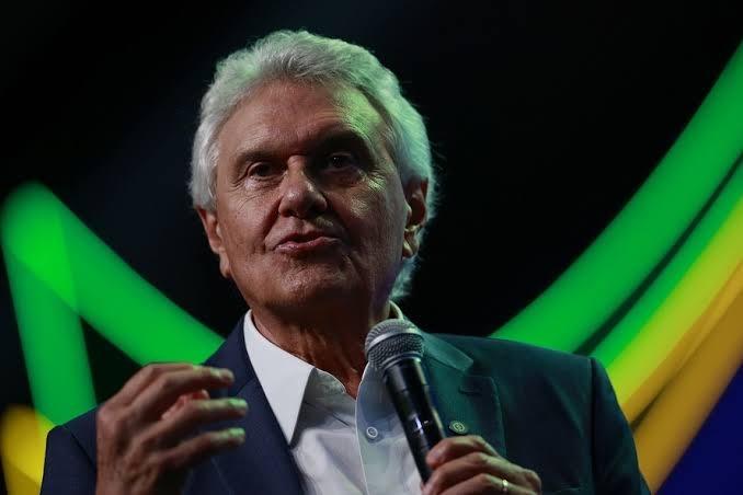 Caiado compara crise entre Flávio e Michelle Bolsonaro a 'Casos de Família'. (Foto: Reprodução)  Fonte: A Redação - https://aredacao.com.br/caiado-compara-crise-entre-flavio-e-michelle-bolsonaro-a-casos-de-familia/
