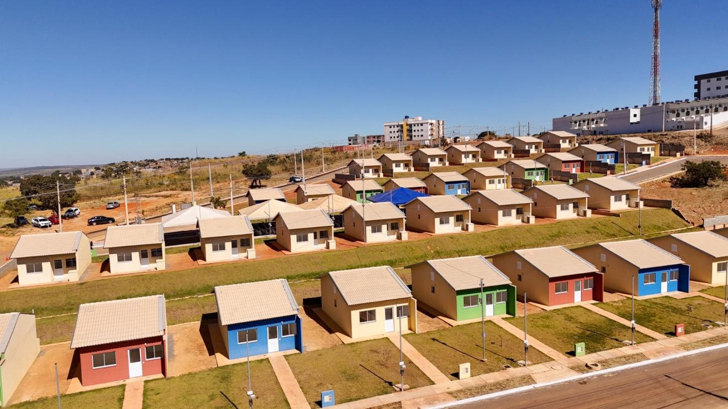 Com investimento de R$ 123,7 milhões, governador acelera inaugurações em 19 municípios e anuncia expansão do programa, com previsão de construir mais 1.681 moradias  O governador Daniel Vilela segue em ritmo acelerado para reduzir o déficit habitacional n