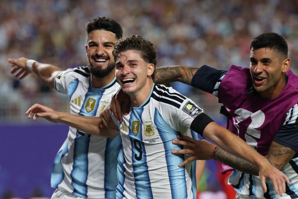 Julián Álvarez faz golaço, Argentina ganha da Suíça na prorrogação e vai à semifinal da Copa. (Foto: Divulgação Fifa)