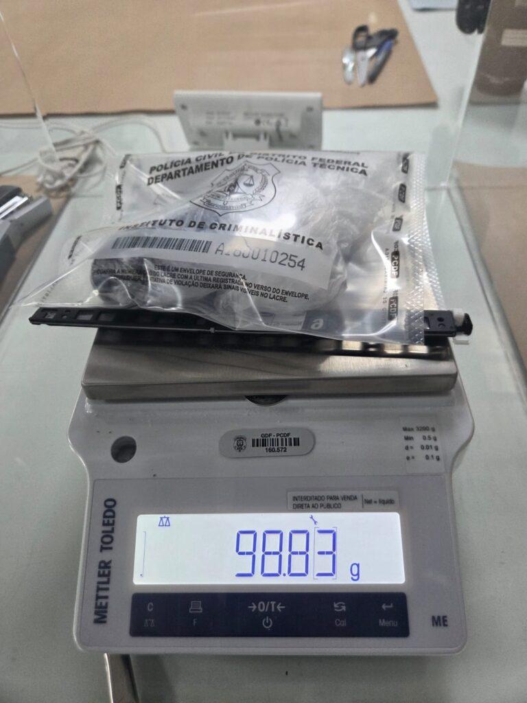 Mulheres presas tentando entrar no presídio com drogas