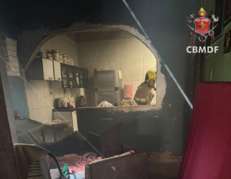 Foto / casa pega fogo