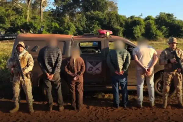 Pai, a esposa e um amigo do piloto foram levados para delegacia (Foto: Divulgação/PM)
