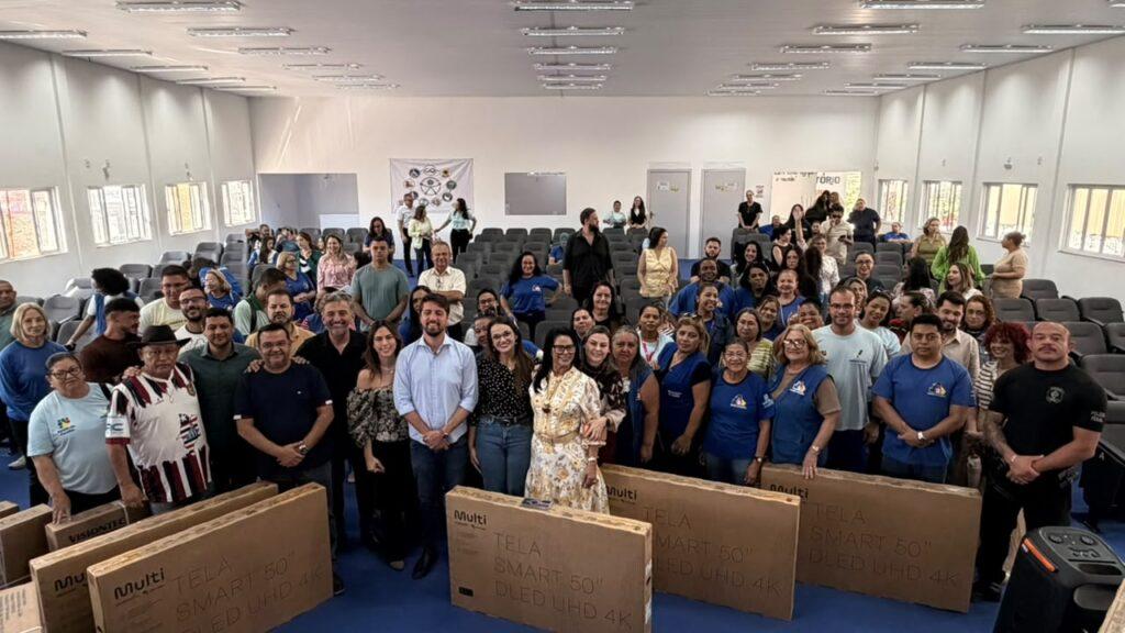 Prefeitura realiza entrega de 36 televisores á Gestores de Unidades básicas de saúde 