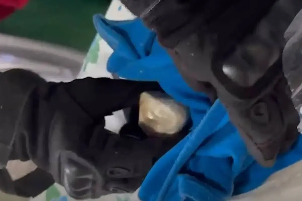Traficantes escondem droga em roupa de bebê e são presos em flagrante. Veja vídeo