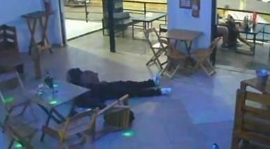 Veja momento que dono de bar é morto com tiro ao tentar acabar com tráfico no estabelecimento 