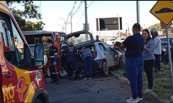 Acidente entre dois carros deixa feridos Valparaíso