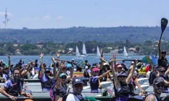 Brasília abre campeonato de canoa havaiana no Lago Paranoá